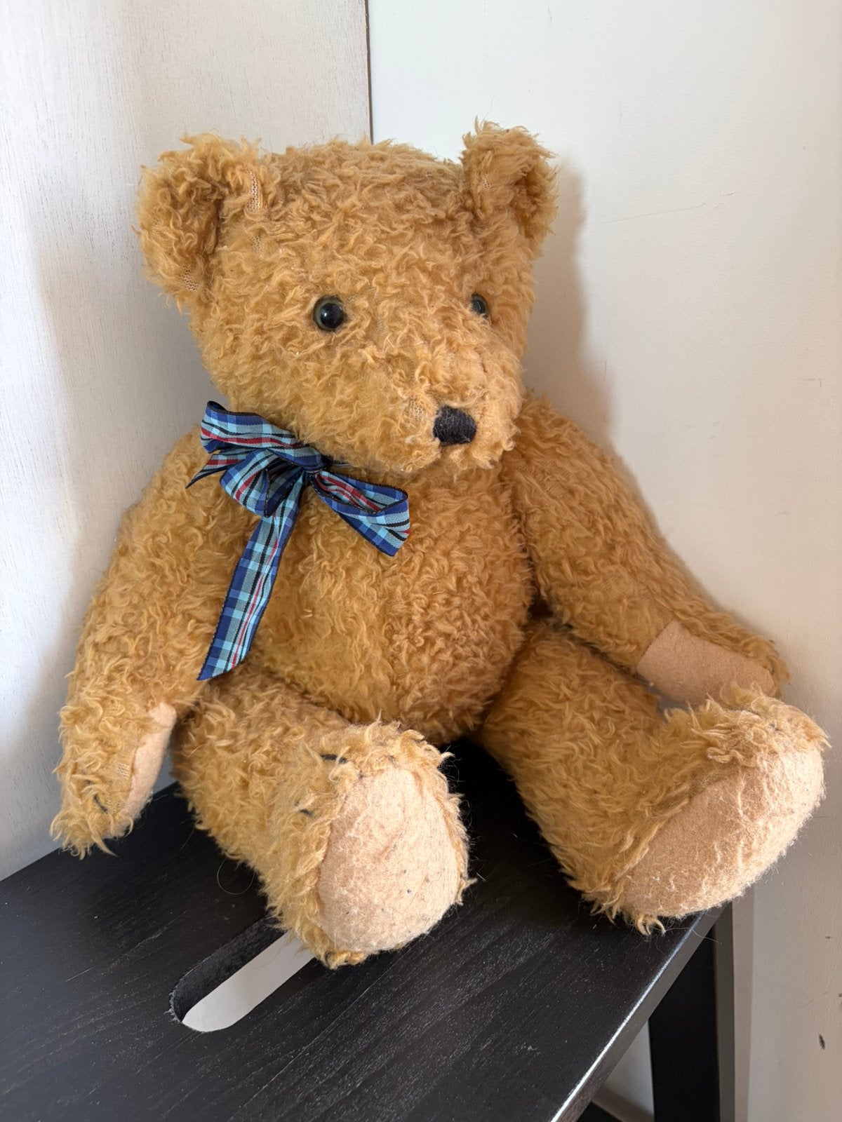Bruine beer met blauwe strik, Verzamelen, Beren en Cherished Teddies, Ophalen of Verzenden, Zo goed als nieuw, Stoffen beer, Overige merken