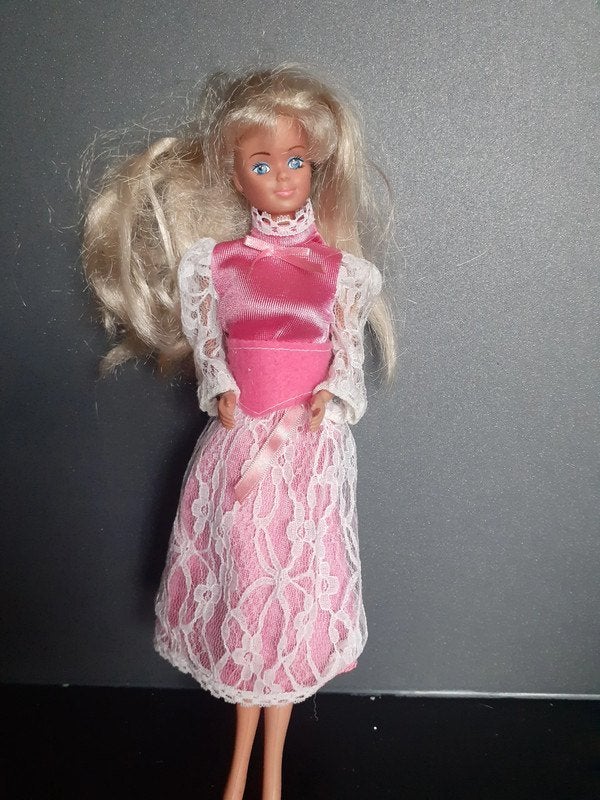 Petra barbiepop met roze jurk met kant, Ophalen of Verzenden, Kleertjes
