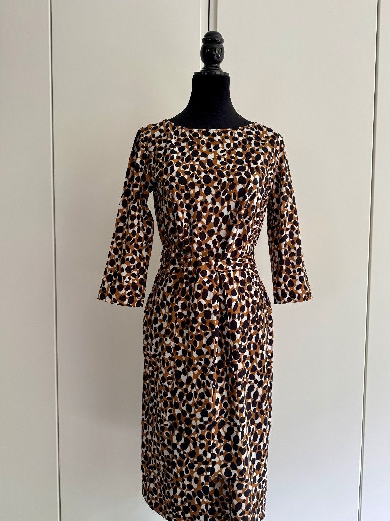 MOQ Nieuw jurkje, in zwart/ cognac/wit dessin, mt. 40, Kleding | Dames, Maat 38/40 (M), Verzenden, Nieuw, Knielengte