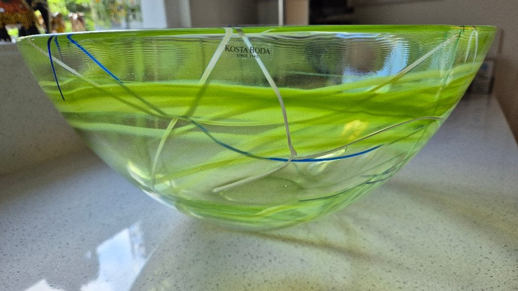 Prachtige limegroene ''Contrast'' Kosta Boda schaal 35 cm, 17 cm, Handgemaakt, Groen, Schaal