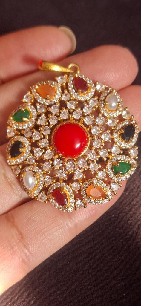 mooi 22krt goud gevuld hanger Navaratna steen., Nieuw, Ophalen of Verzenden, Met edelsteen, Goud