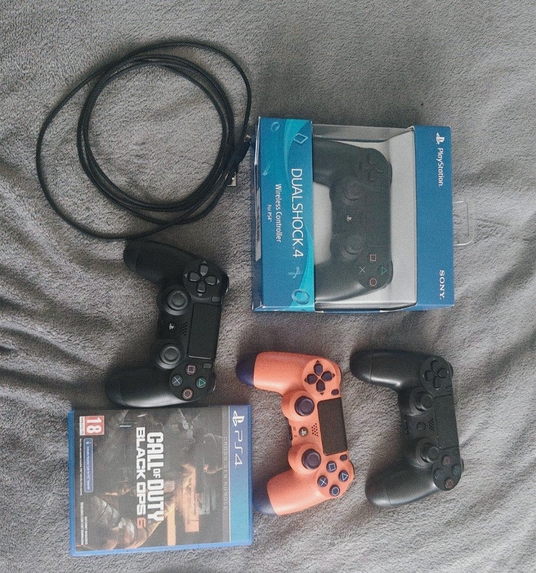 PlayStation 4 Slim 1TB set met 4 controllers en game, Ophalen of Verzenden, 1 TB, Met 3 controllers of meer, Slim