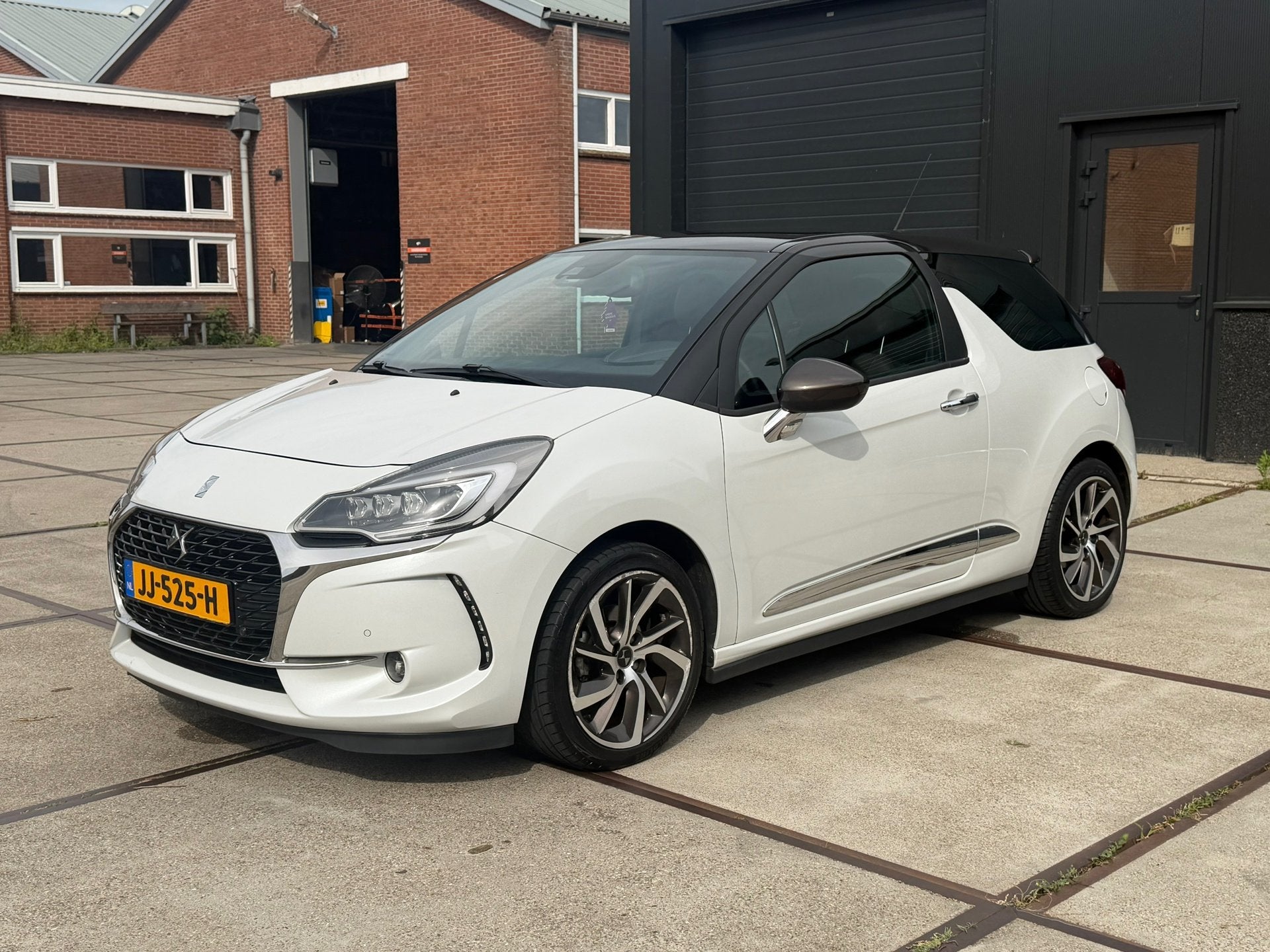 DS 3 1.2 PureTech Sport Chic Cruise Leder Facelift NAP, Auto's, Voorwielaandrijving, Dealer onderhouden, Gebruikt, Euro 6