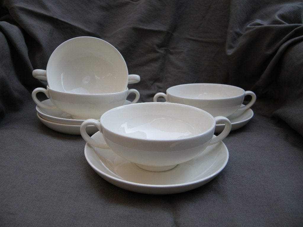 Wedgwood TRADITIONAL PLAIN  Puntgave soepkop en schotels, Ophalen of Verzenden, Zo goed als nieuw, Kom(men), Wedgwood