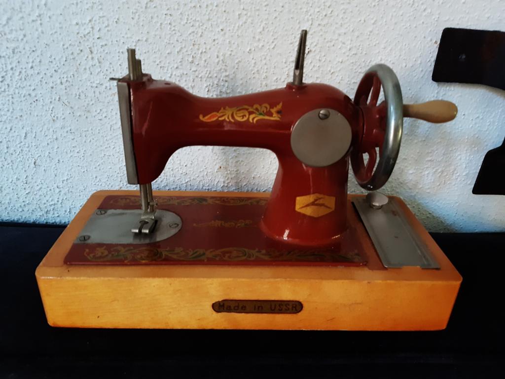 Kl kinderspeelgoed naaimachiine "made in ussr", Antiek en Kunst, Curiosa en Brocante, Ophalen of Verzenden