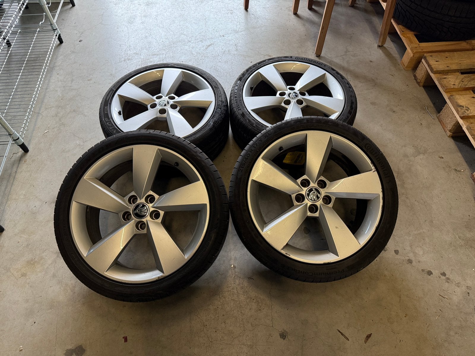 Skoda Rapid 17' Velgen - zomerbanden 215/40R17 Y XL, Ophalen, Banden en Velgen, 17 inch, Personenwagen