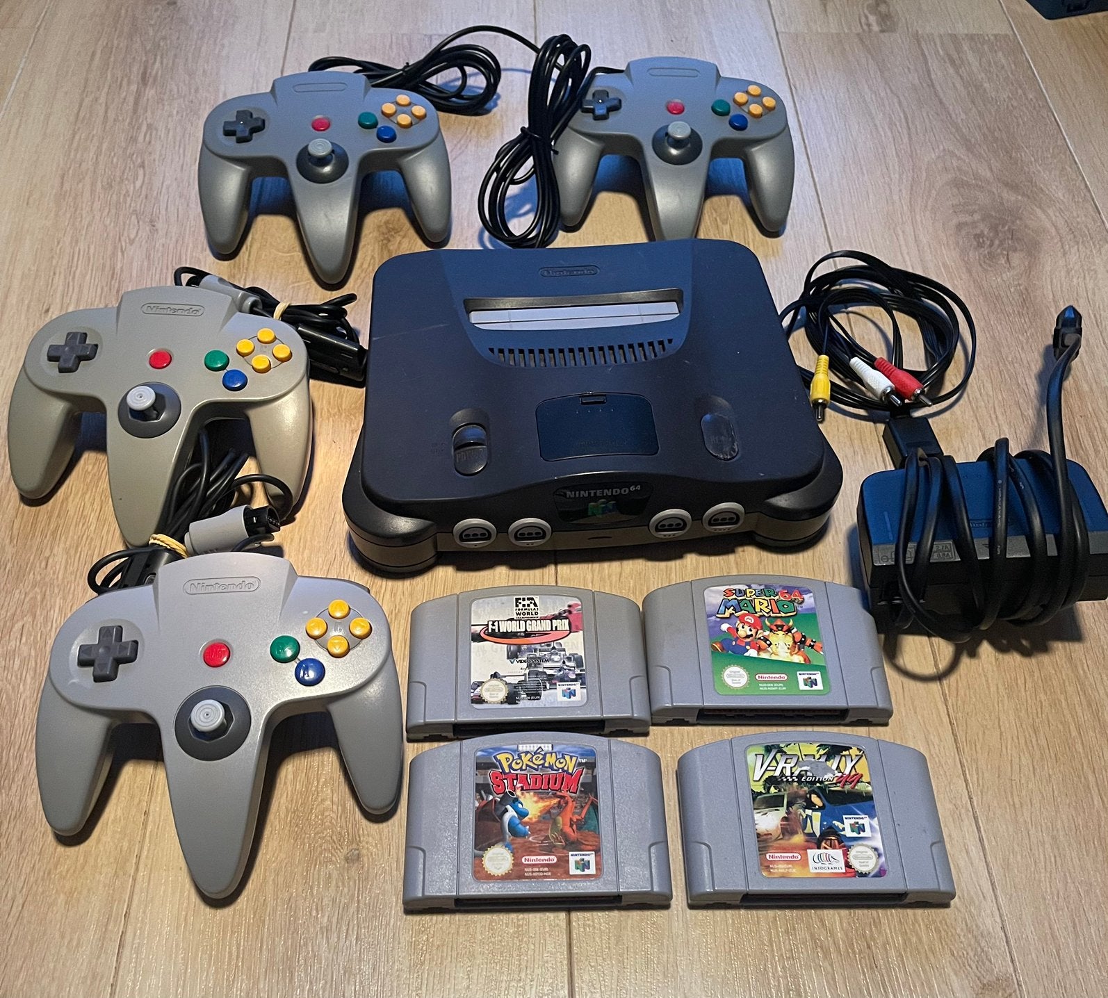 Nintendo 64 - 4 controllers - kabels - 4 spellen, Ophalen of Verzenden, Zo goed als nieuw, Met 2 controllers