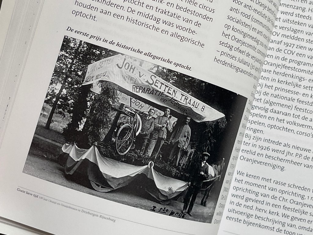 Goeie lieve tijd – Oranjefeesten in Driebergen-Rijsenburg, Ophalen of Verzenden, 20e eeuw of later, Zo goed als nieuw