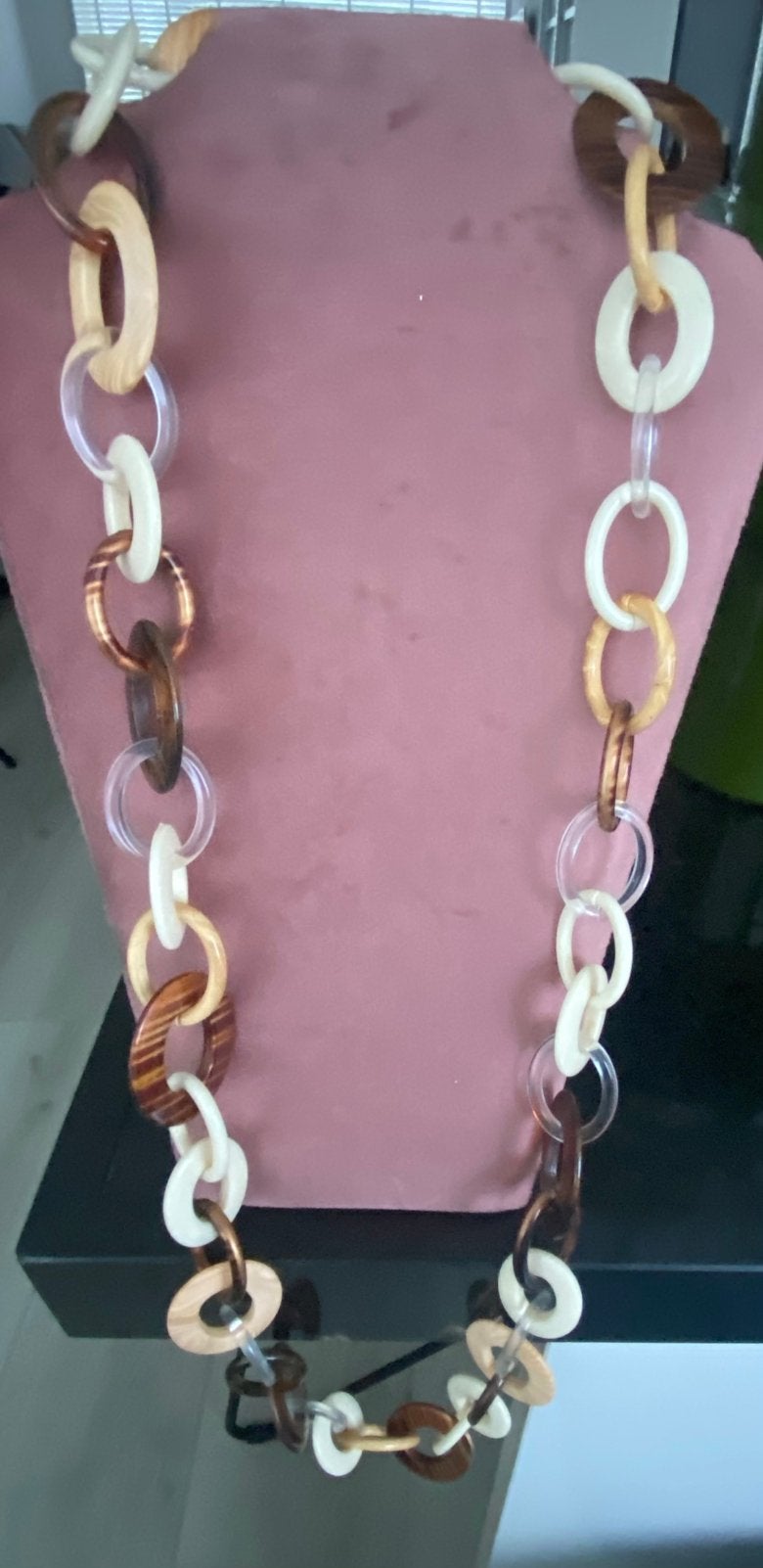 Vintage lange kunststof schakelketting, Sieraden, Tassen en Uiterlijk, Ophalen of Verzenden, Zo goed als nieuw, Beige, Kunststof