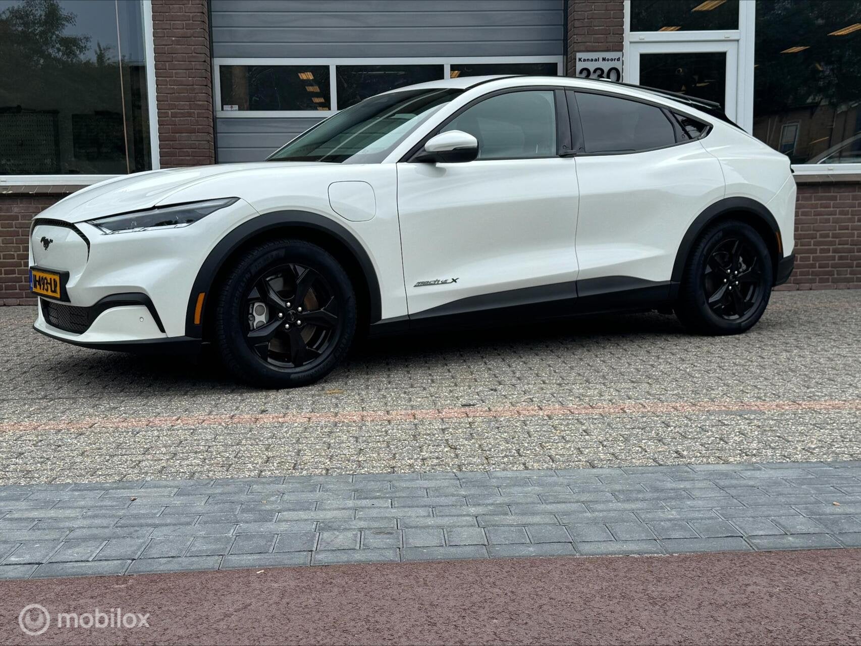 Ford Mustang Mach-E Extended RWD 98 kWh FULL OPTIONS!, Gebruikt, 750 kg, Automatische klimaatregeling, 600 km