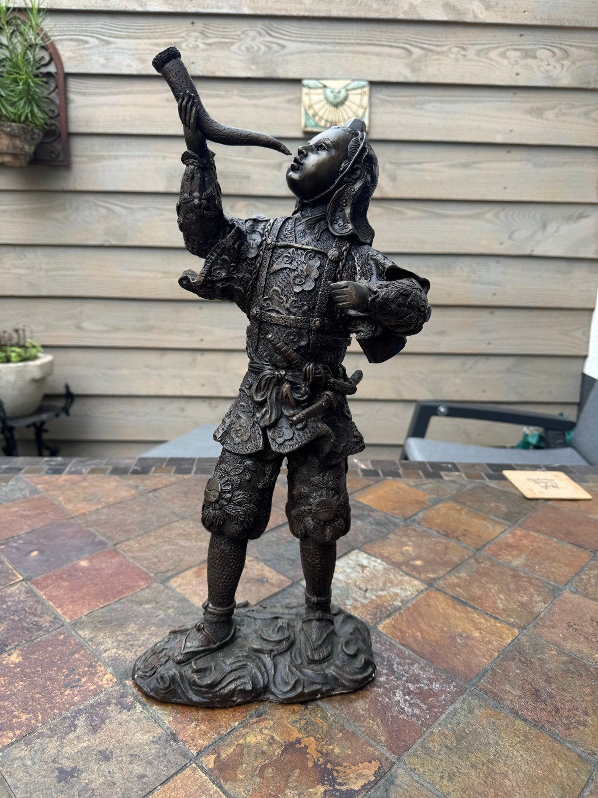 Bronzen beeld van een Japanse krijger met hoorn, Ophalen, 20 - 50 cm, Beeld, Bruin