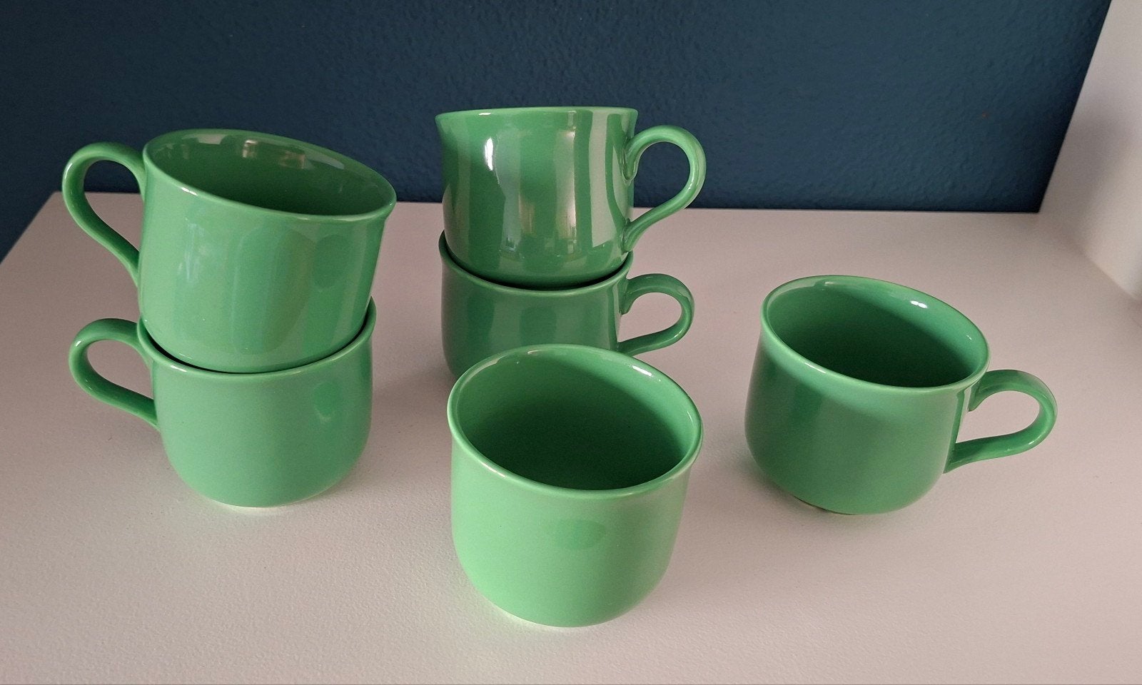 Vijf Engelse vintage groene mokken en suikerpotje, Huis en Inrichting, Keuken | Servies, Ophalen of Verzenden, Overige stijlen