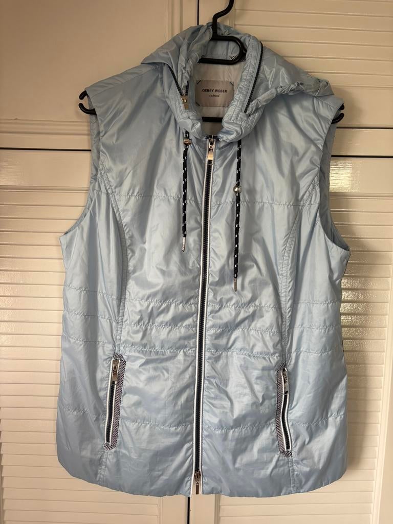 Gerry Weber Lichtblauwe gewatteerde bodywarmer met capuchon, Kleding | Dames, Bodywarmers, Ophalen of Verzenden, Zo goed als nieuw