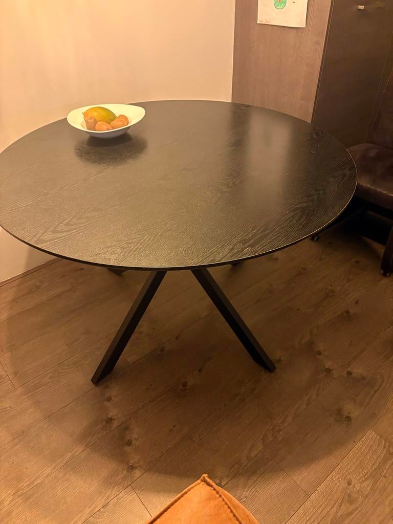 Ronde zwarte eettafel met stalen kruispoot, Ophalen, 100 tot 150 cm, Rond, Zo goed als nieuw