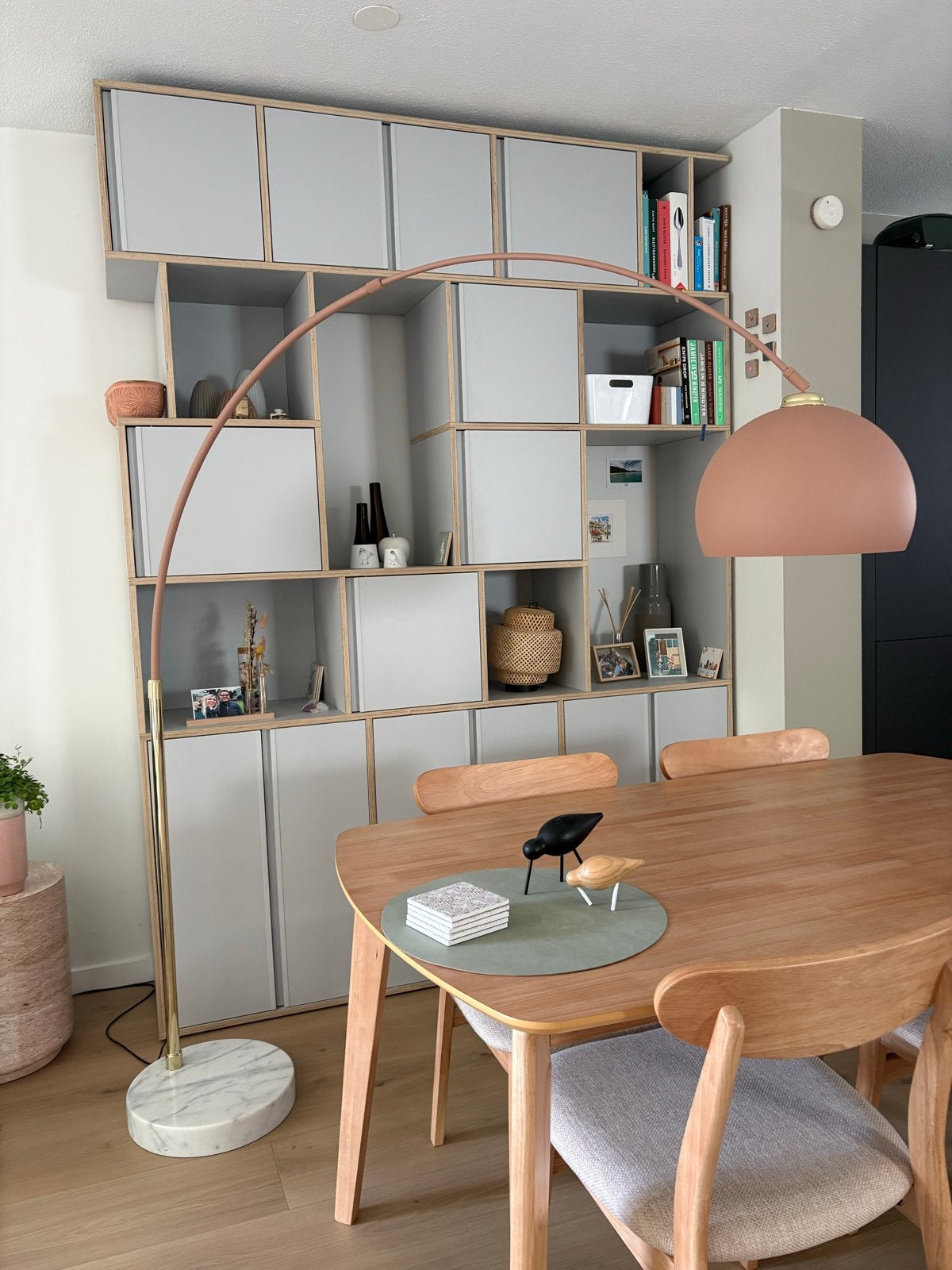 Roze booglamp met marmeren voet en gouden accenten, Ophalen, Gebruikt, E27 (groot), Metaal