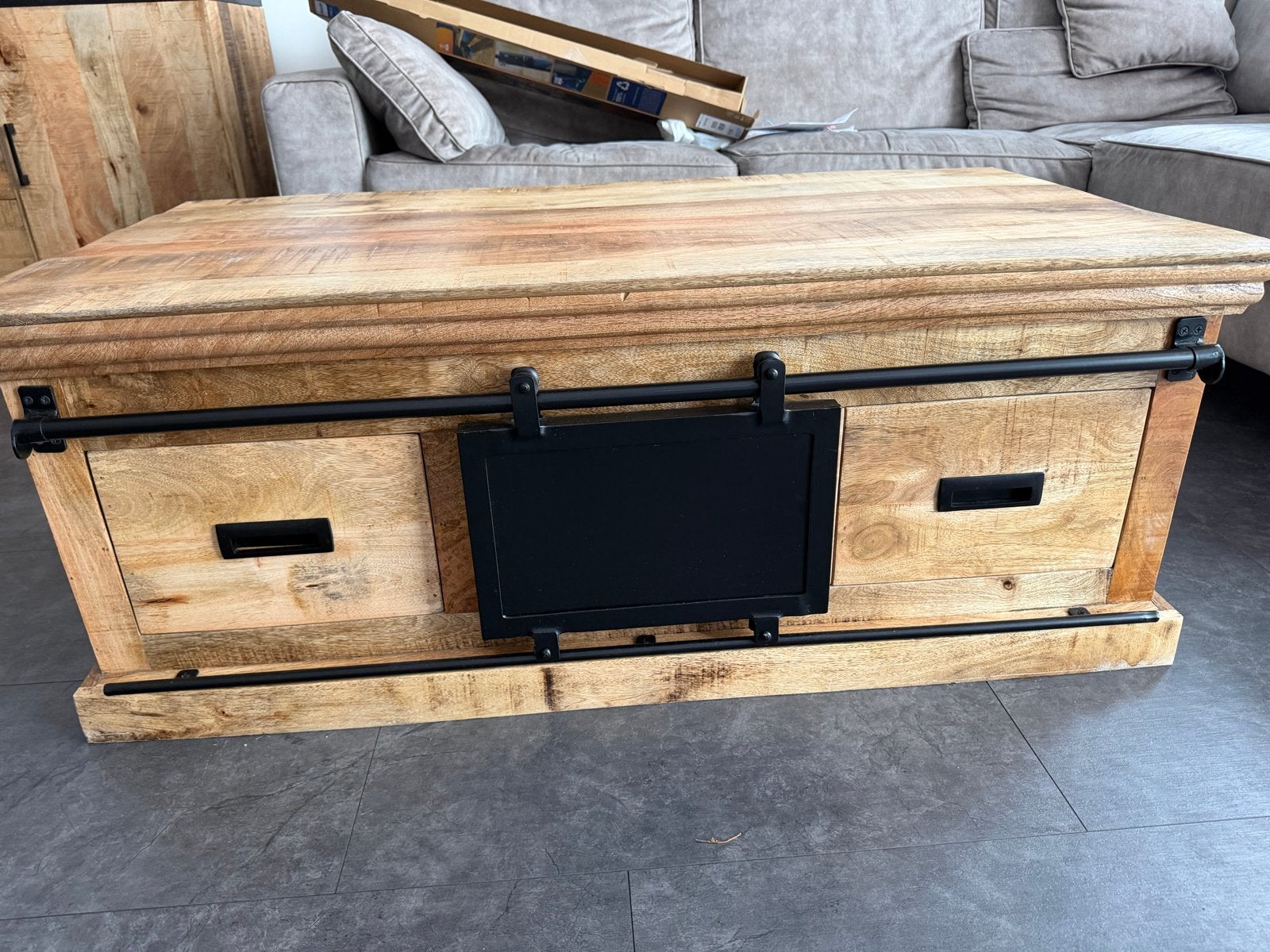 Robuuste salontafel van mangohout met schuifdeuren, Huis en Inrichting, Tafels | Salontafels, Zo goed als nieuw, 5 – 50, 50 tot 100 cm