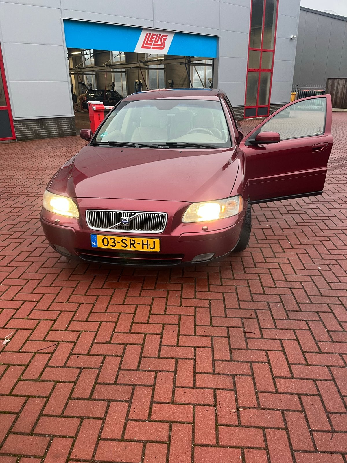 Volvo V70 2.4 D5 136KW Geartronic 2006 Rood, 1800 kg, 197 €/maand, Stationwagon, Diesel
