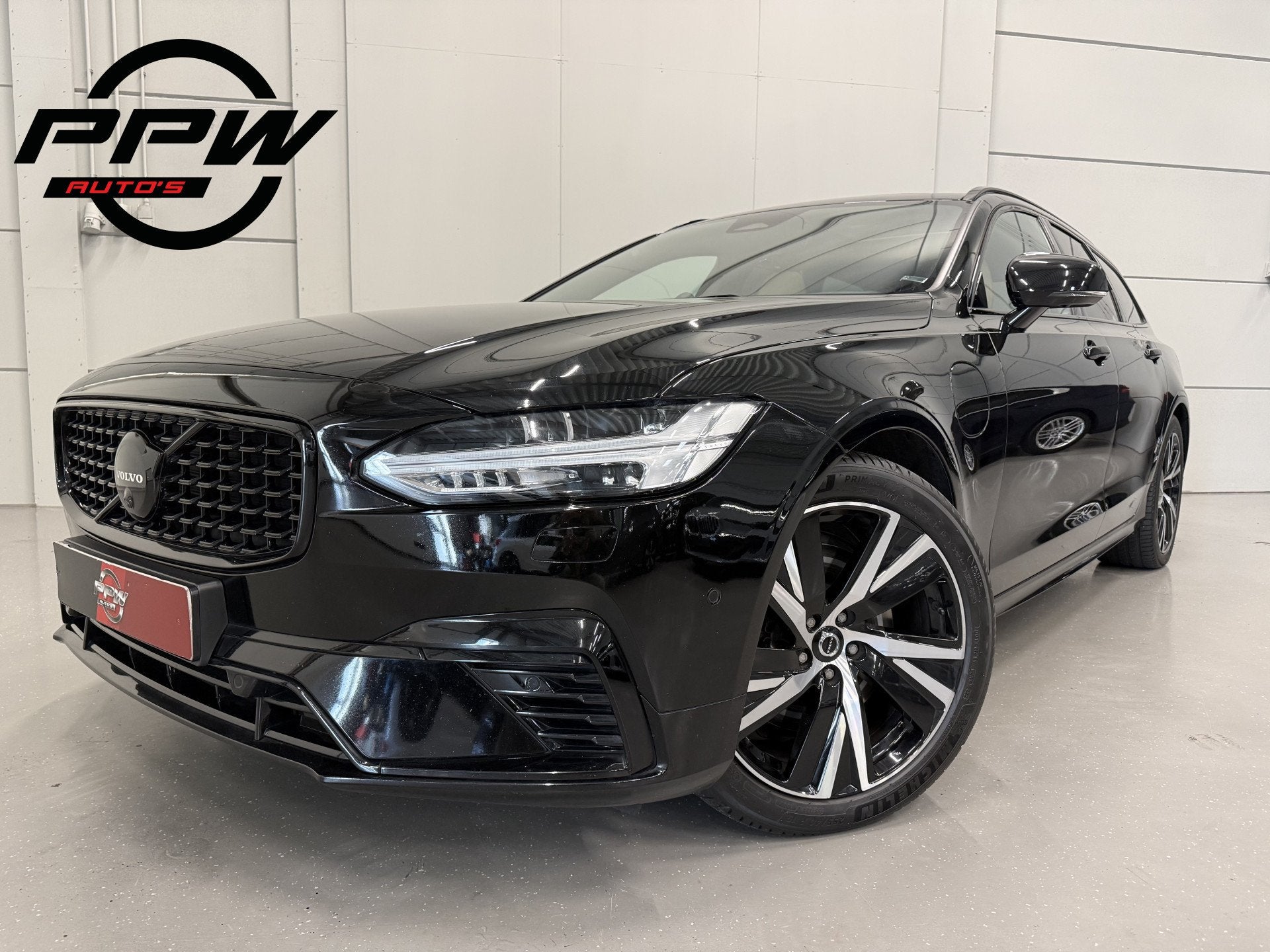 Volvo V90 T8 AWD Ultimate Dark Long Range 455PK PANO/B&W/TRE, Automaat, Dealer onderhouden, Beige, 4 cilinders