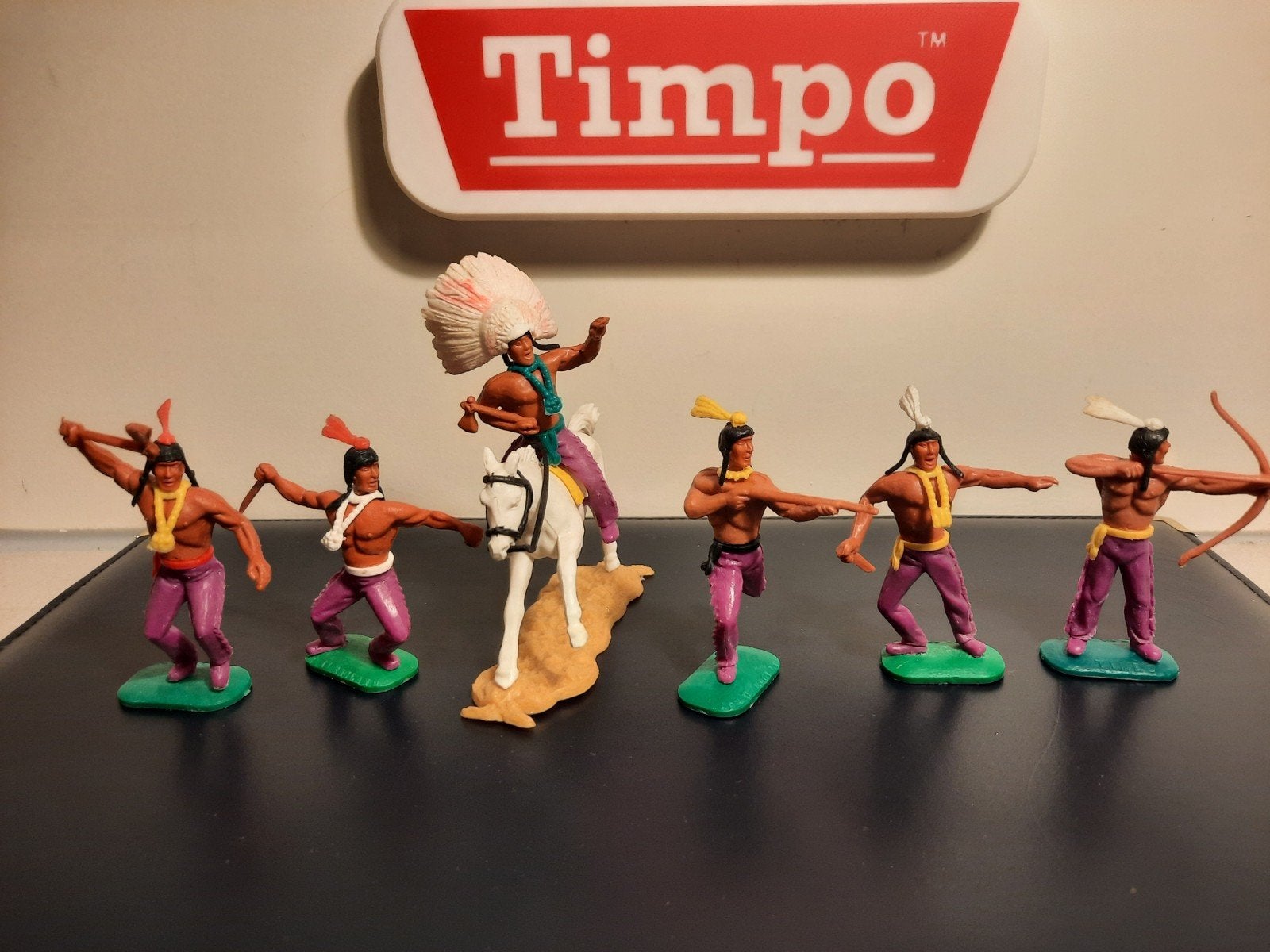 Timpo indianen met zeldzame paarse benen, Verzamelen, Ophalen of Verzenden, Zo goed als nieuw