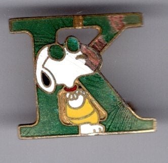 Peanuts (Snoopy) letter K email op koper broche ( M_257), Verzenden, Zo goed als nieuw, Transport, Speldje of Pin