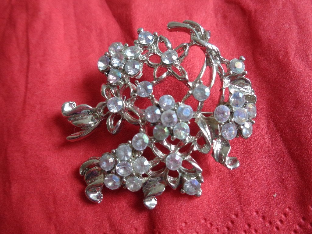 zilverkleurig broche speldje met bloemetjes strass pareltjes, Overige materialen, Ophalen of Verzenden, Zo goed als nieuw, Zilver
