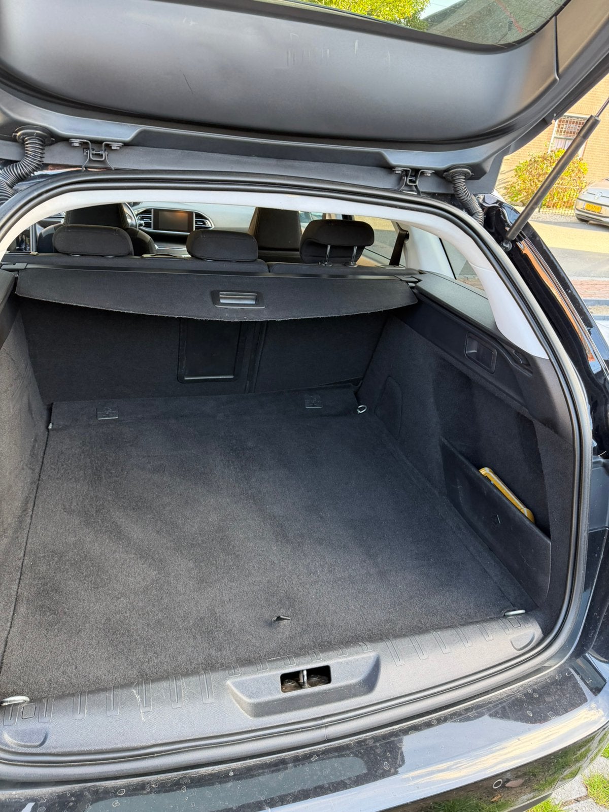 Foto 19 van Peugeot 308 1.2 E-thp 81KW/110PK SW 2015 Zwart