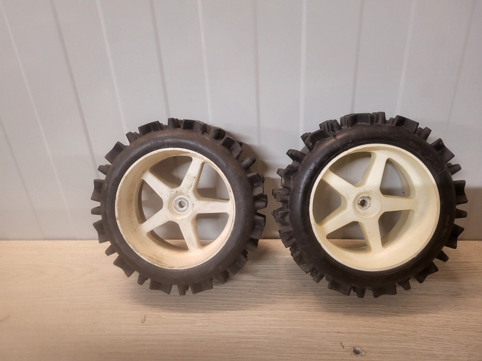 2x fg wielen, Ophalen of Verzenden, Overige schalen, Benzine, Onderdeel