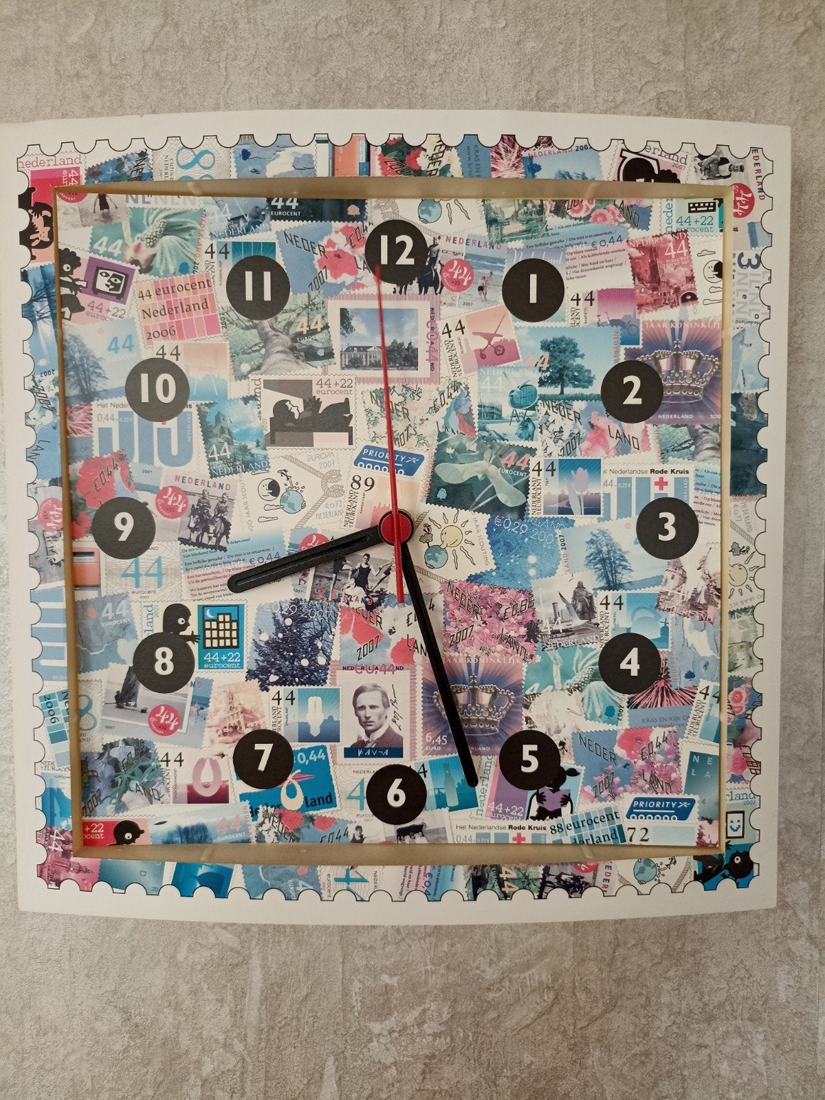 Unieke Wandklok met Postzegel Design, Ophalen, Vintage, Analoog, Werkt op batterijen