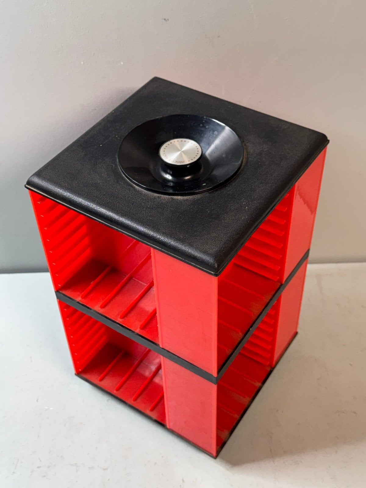 Vintage cassette - rek draaibaar - Rood/Zwart Kunststof, Kunststof, Gebruikt, 75 tot 150 discs, ?