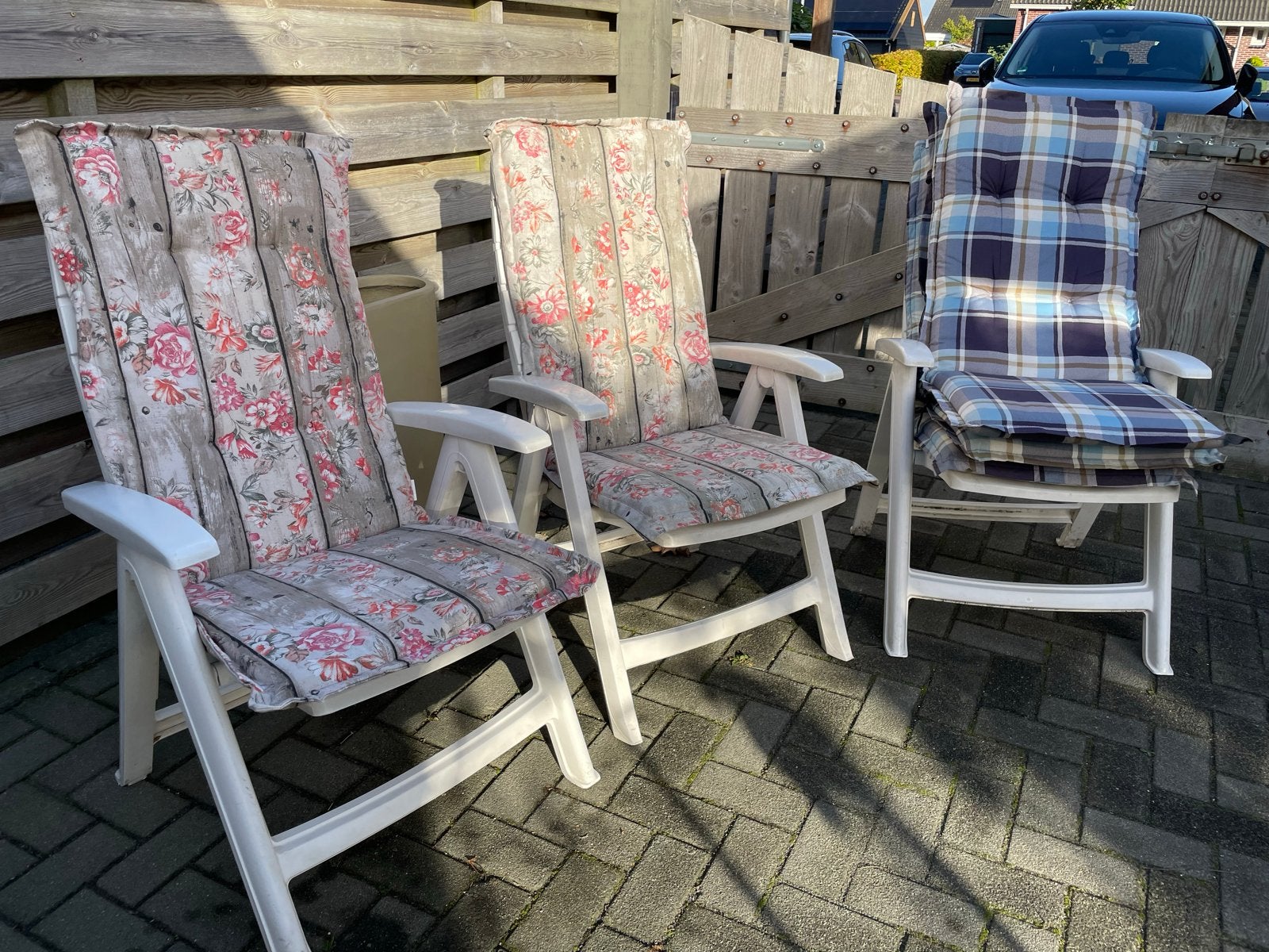 Set van 3 plastic tuinstoelen met 5 kussens, Ophalen of Verzenden, Gebruikt, Plastic