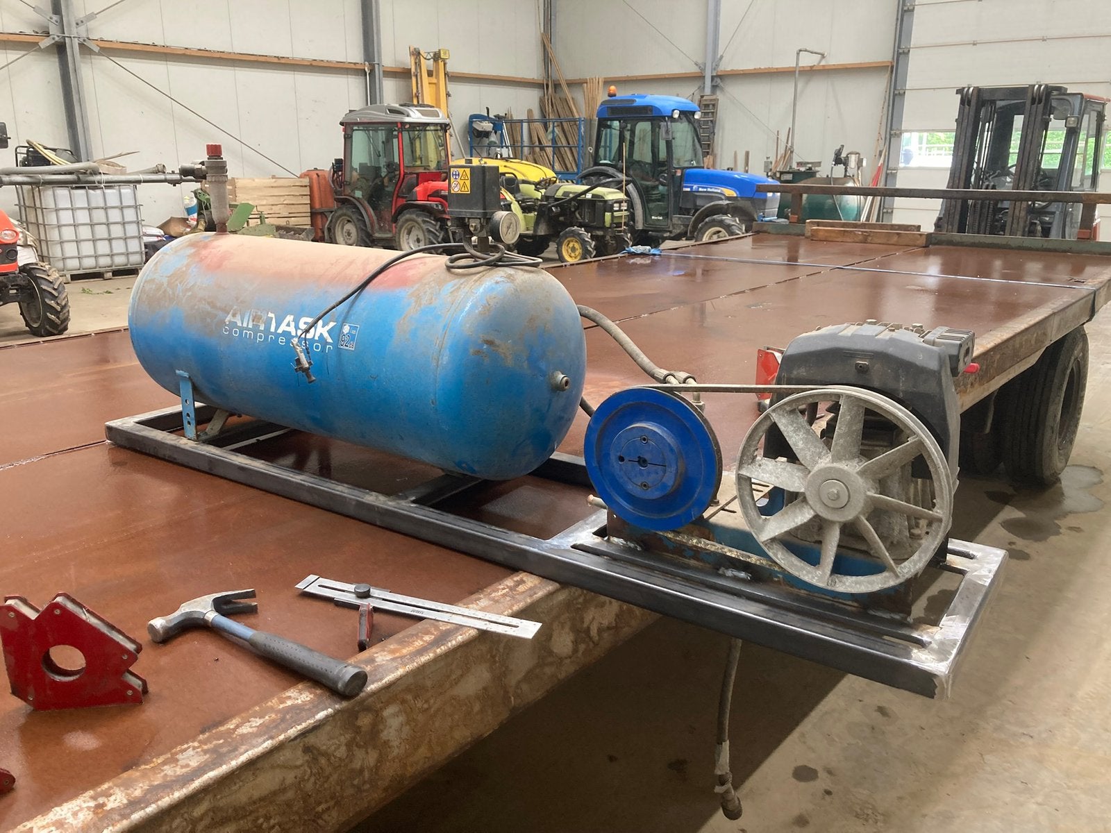 Hydraulisch aangedreven compressor op frame trekkertrek, 100 liter of meer, Ophalen, Zo goed als nieuw