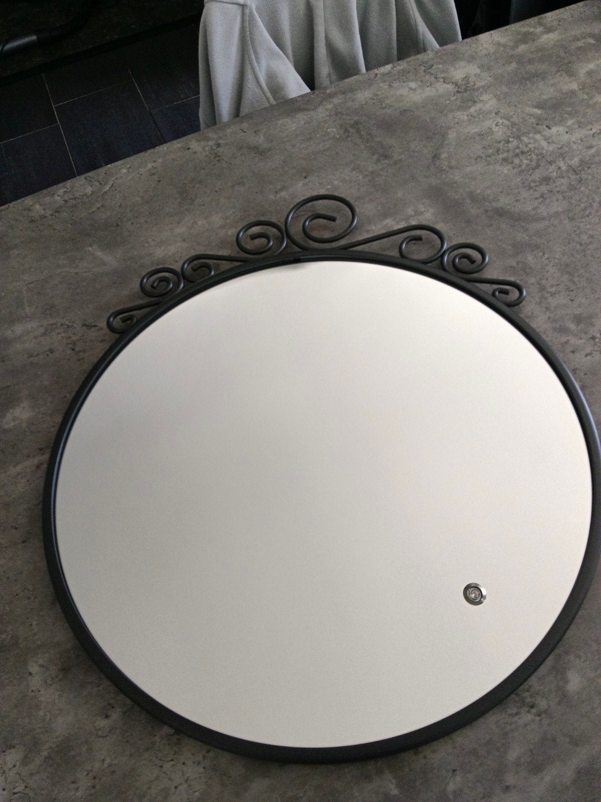 IKEA EKNE spiegel - Rond met decoratieve metalen rand ., Ophalen, Rond, 50 tot 75 cm, Minder dan 100 cm