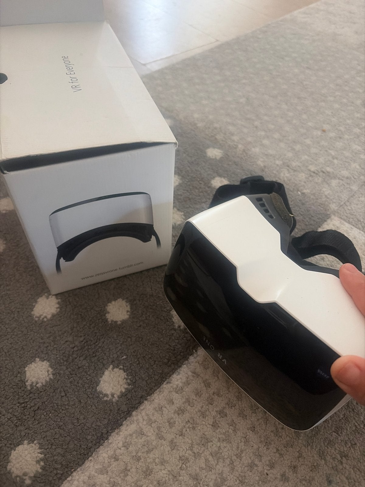 VR ONE Headset - Virtual Reality voor iedereen, Spelcomputers en Games, Virtual Reality, Zo goed als nieuw, Telefoon, VR-bril