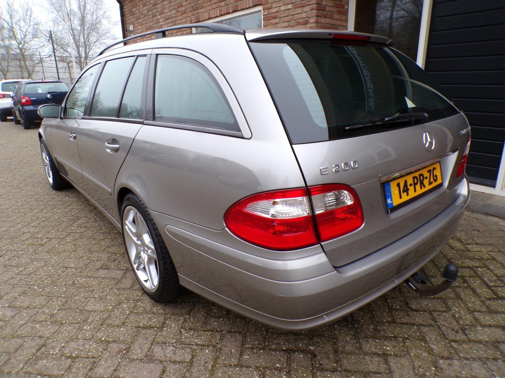 Mercedes-Benz E-klasse Combi 200 K. Classic Leder / 7 Persoo, Auto's, Stoelverwarming, Achterwielaandrijving, Gebruikt, Beige