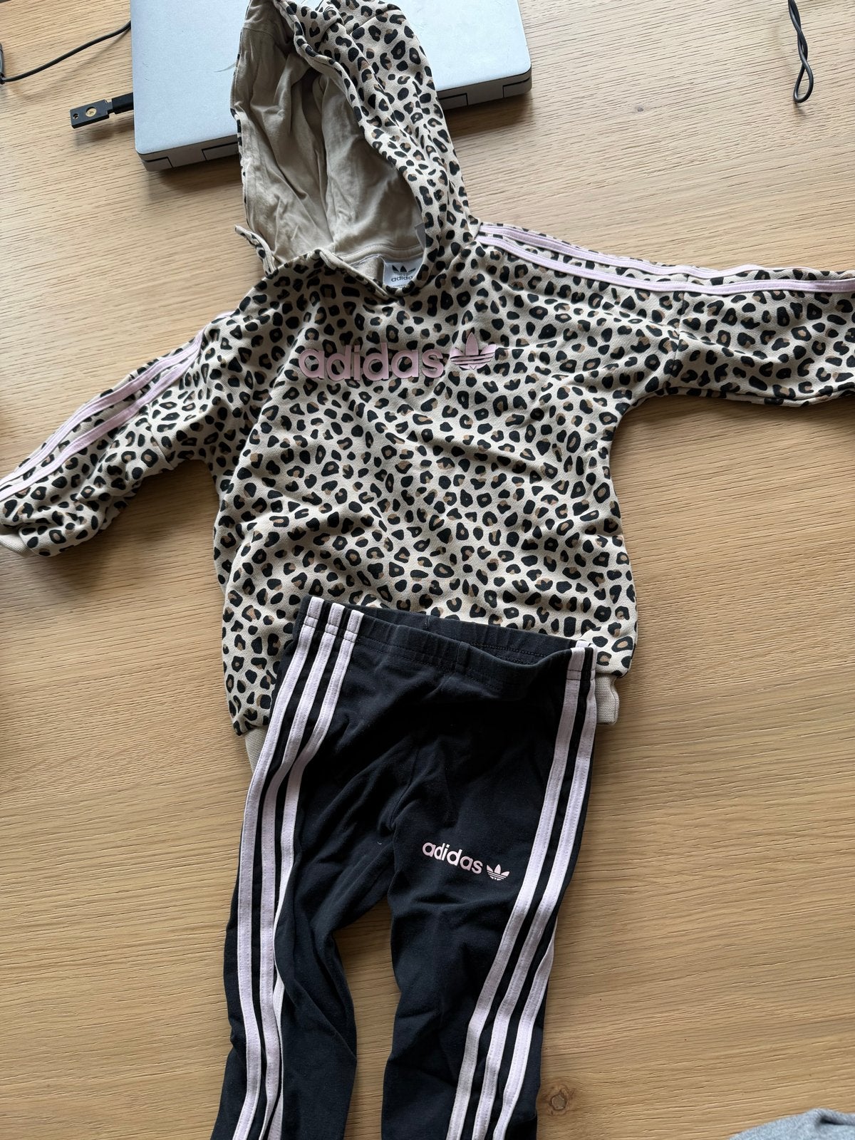 Adidas babypakje maat 80 - Leopard print hoodie en legging, Ophalen, Zo goed als nieuw, Meisje, Setje