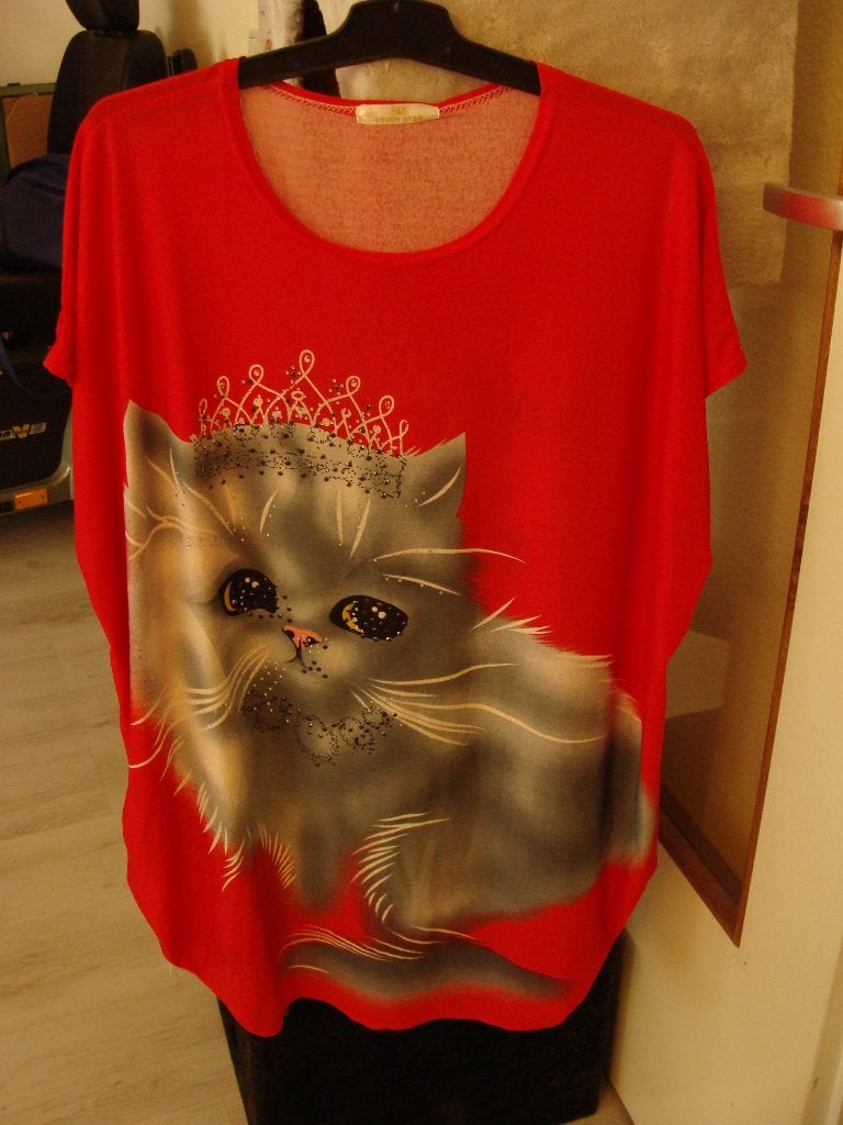 Te koop T-shirt rood met grijze poes maat XL, Maat 46/48 (XL) of groter, Nieuw, Ophalen of Verzenden, Korte mouw