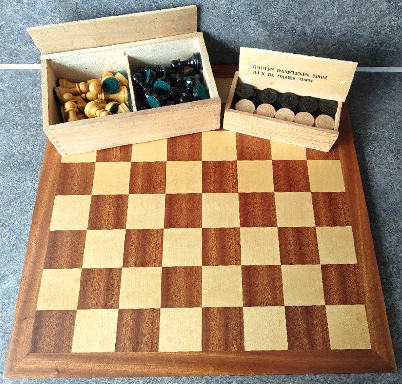 Groot Houten SCHAAKBORD (50 bij 50 cm), Schaakstukken, Damst, Een of twee spelers, Ophalen, Zo goed als nieuw