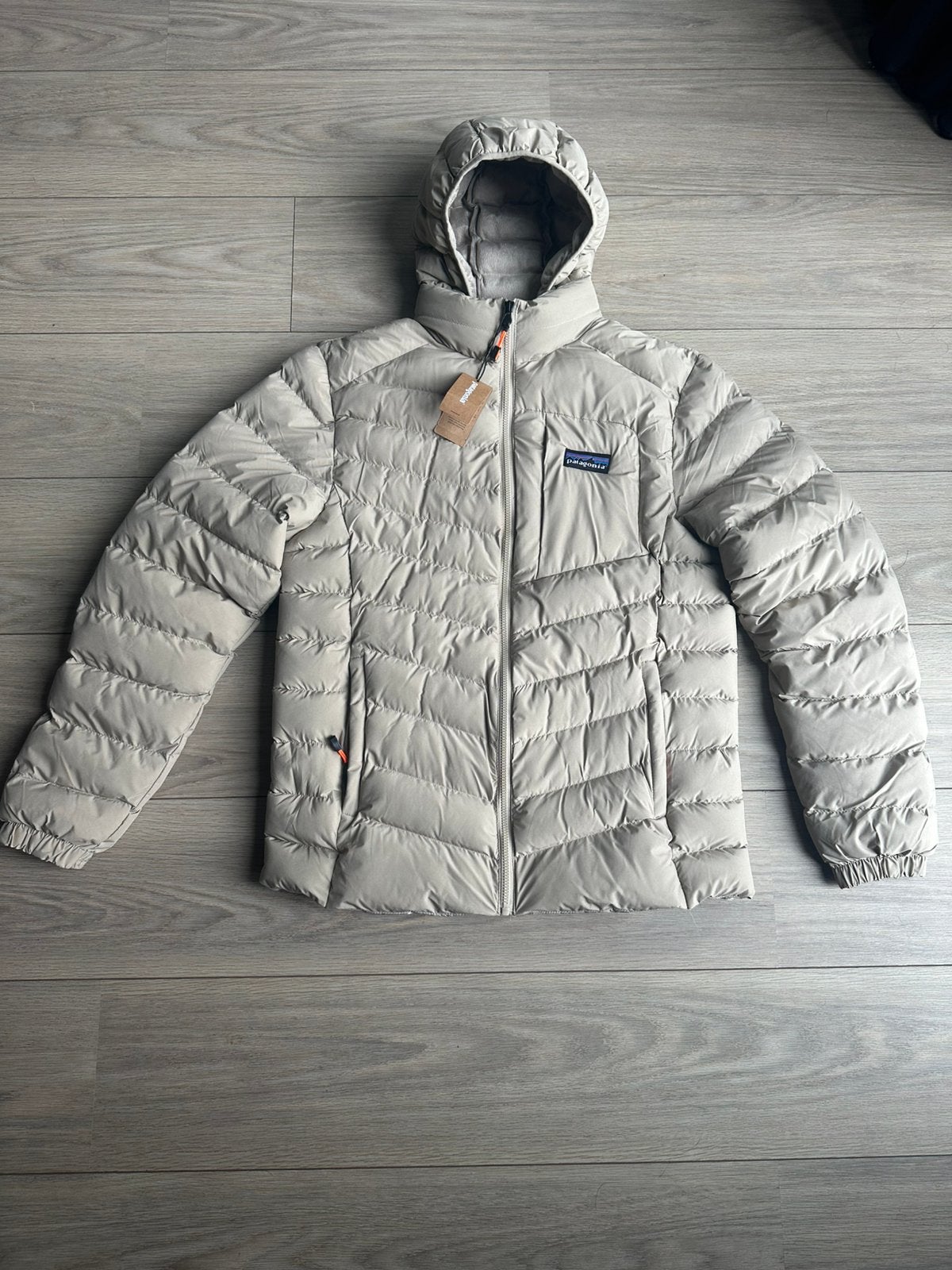 NIEUW Patagonia Down Jacket Met Capuchon - Beige - Maat [M], Ophalen of Verzenden, Nieuw, Maat 48/50 (M), Beige