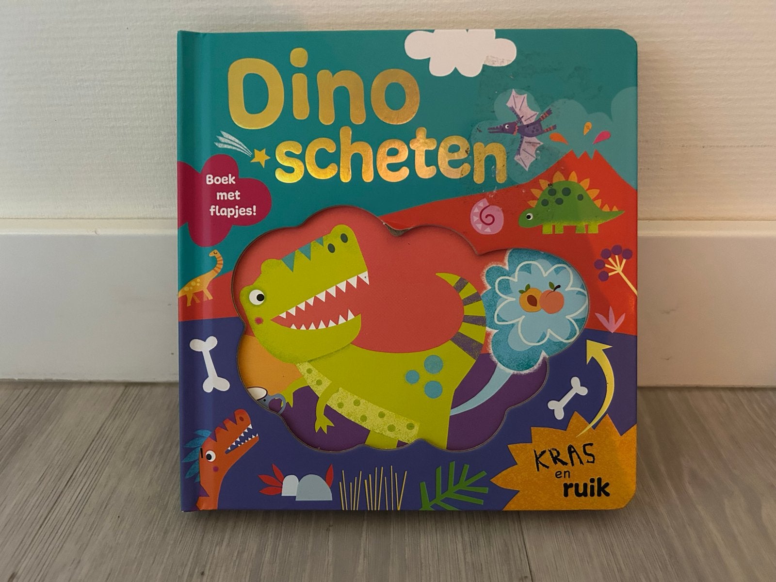 Dino Scheten: Kras en Ruik Boek met Flapjes, Boeken, Kinderboeken | Baby's en Peuters, Ophalen of Verzenden, Zo goed als nieuw