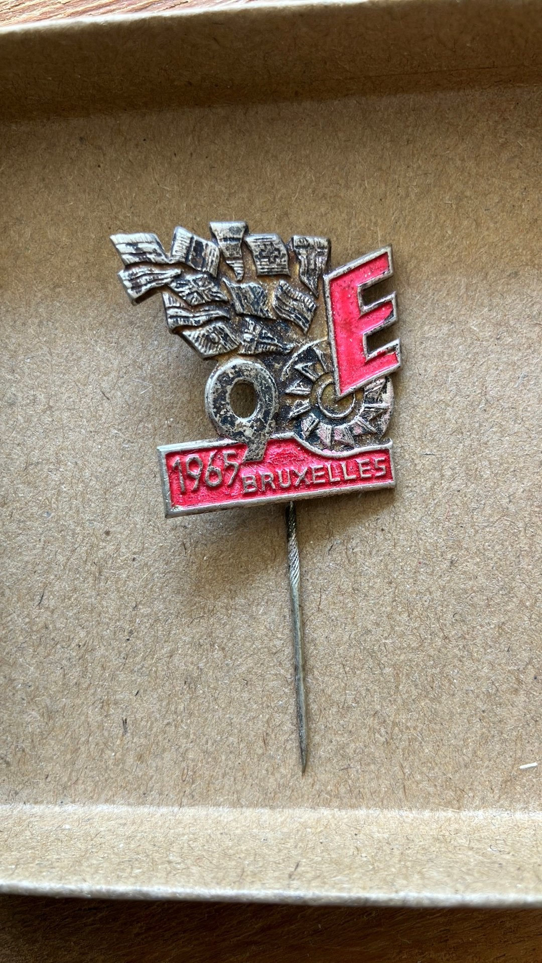Speld expo Brussel, 1965, Verzamelen, Speldjes, Pins en Buttons, Verzenden, Gebruikt