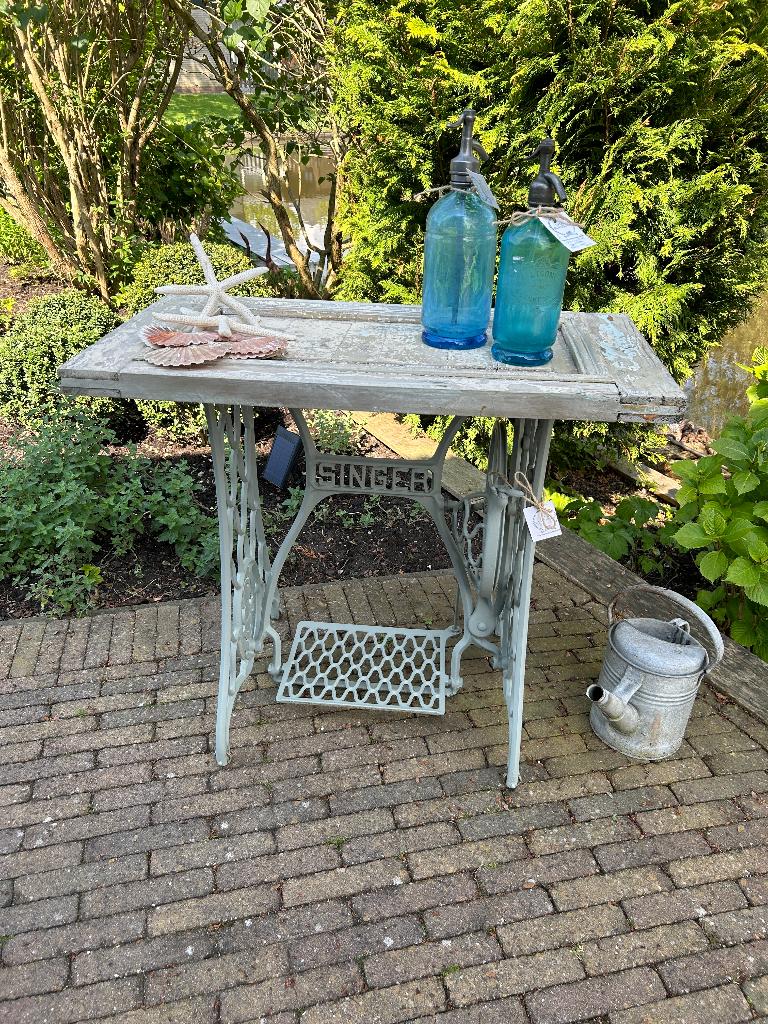 Tuintafel met een onderstel van een oude Singer naaimachine., Ophalen, Gebruikt, Rechthoekig, Hout