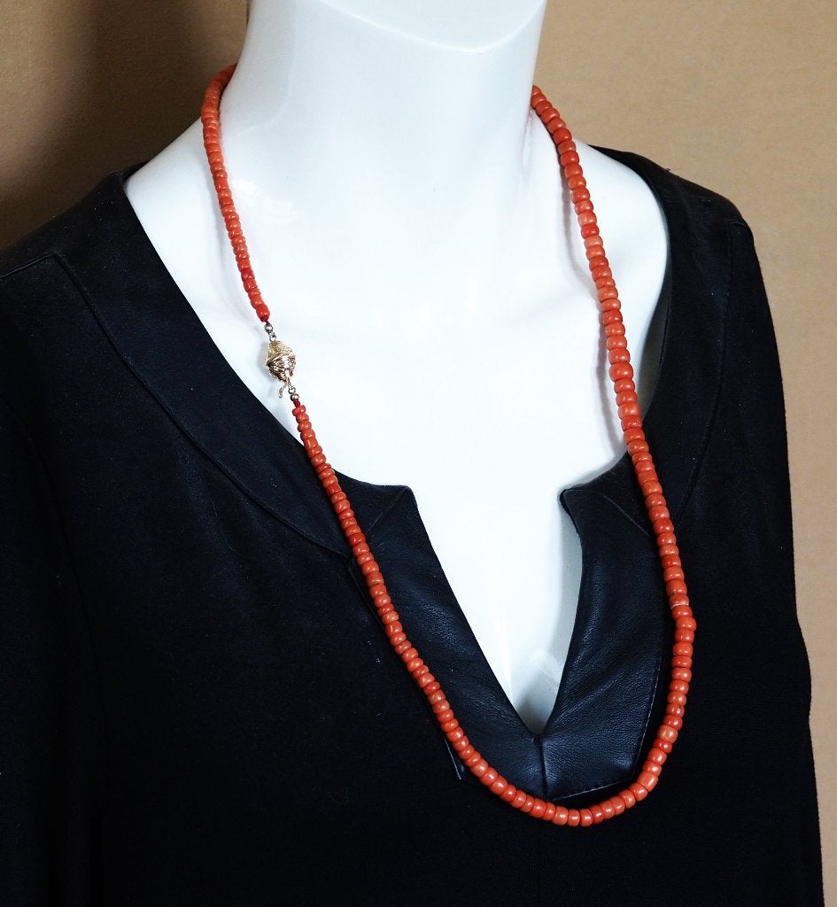 Lang collier van grote bloedkoraal met gouden slot, Ophalen of Verzenden, Goud, Ketting, Met edelsteen
