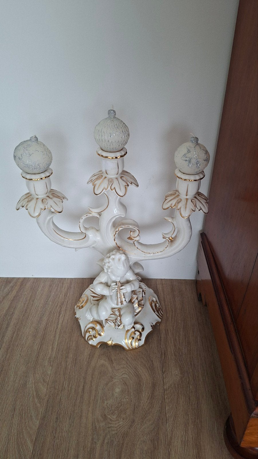 Antieke porseleinen kandelaar met cherubijn, Antiek en Kunst, Ophalen of Verzenden, Keramiek of Aardewerk