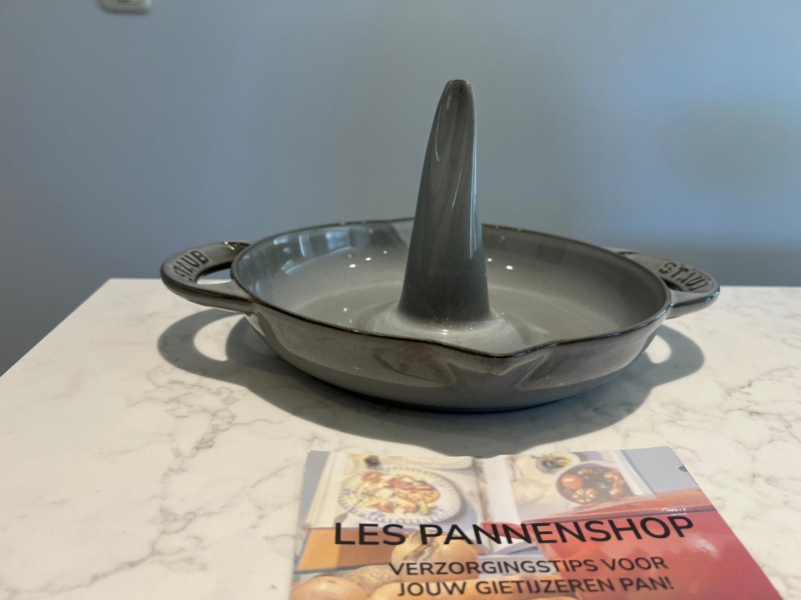 Staub Vertical Chicken Roaster in de kleur Graphite Grey, Huis en Inrichting, Keuken | Potten en Pannen, Gietijzer, Overige typen