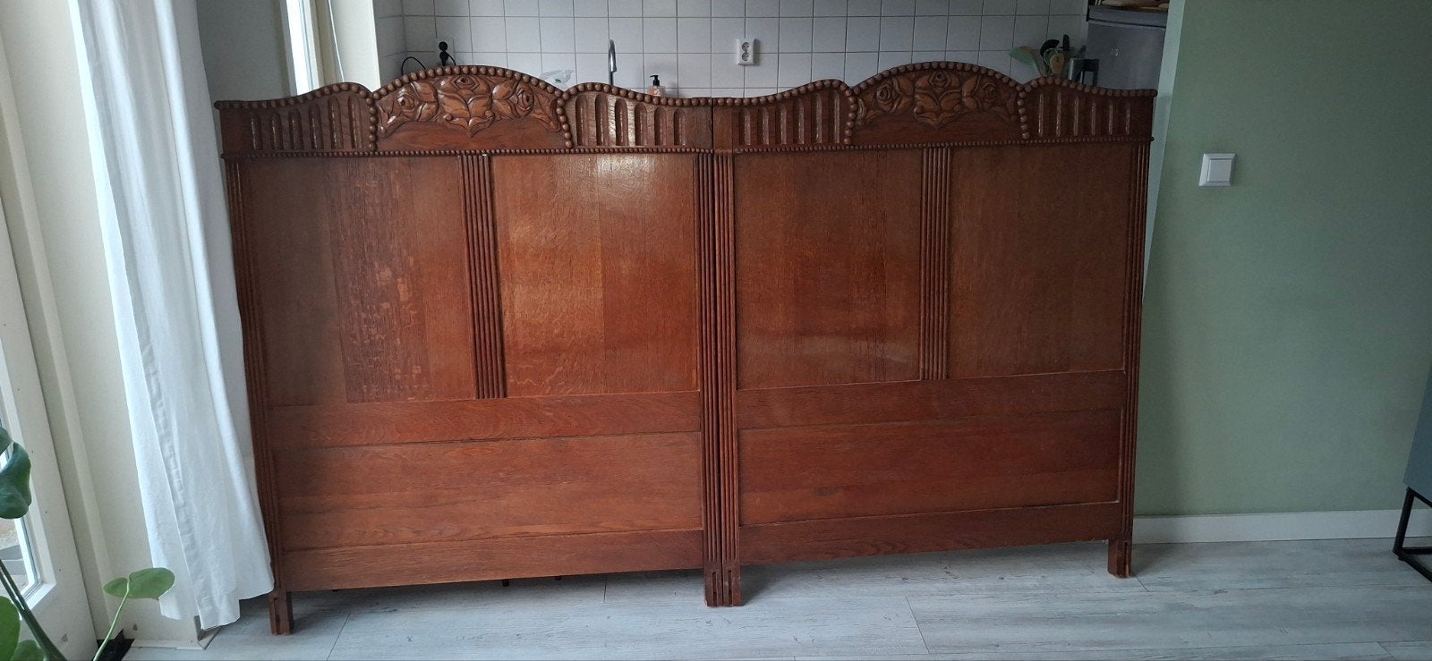 Antiek houten hoofdeinde met prachtig houtsnijwerk, Ophalen