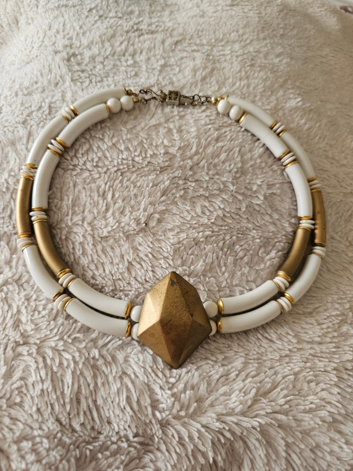 Vintage Ketting met Witte en Gouden Details, Sieraden, Tassen en Uiterlijk, Kettingen, Gebruikt, Overige materialen, Wit, Met hanger