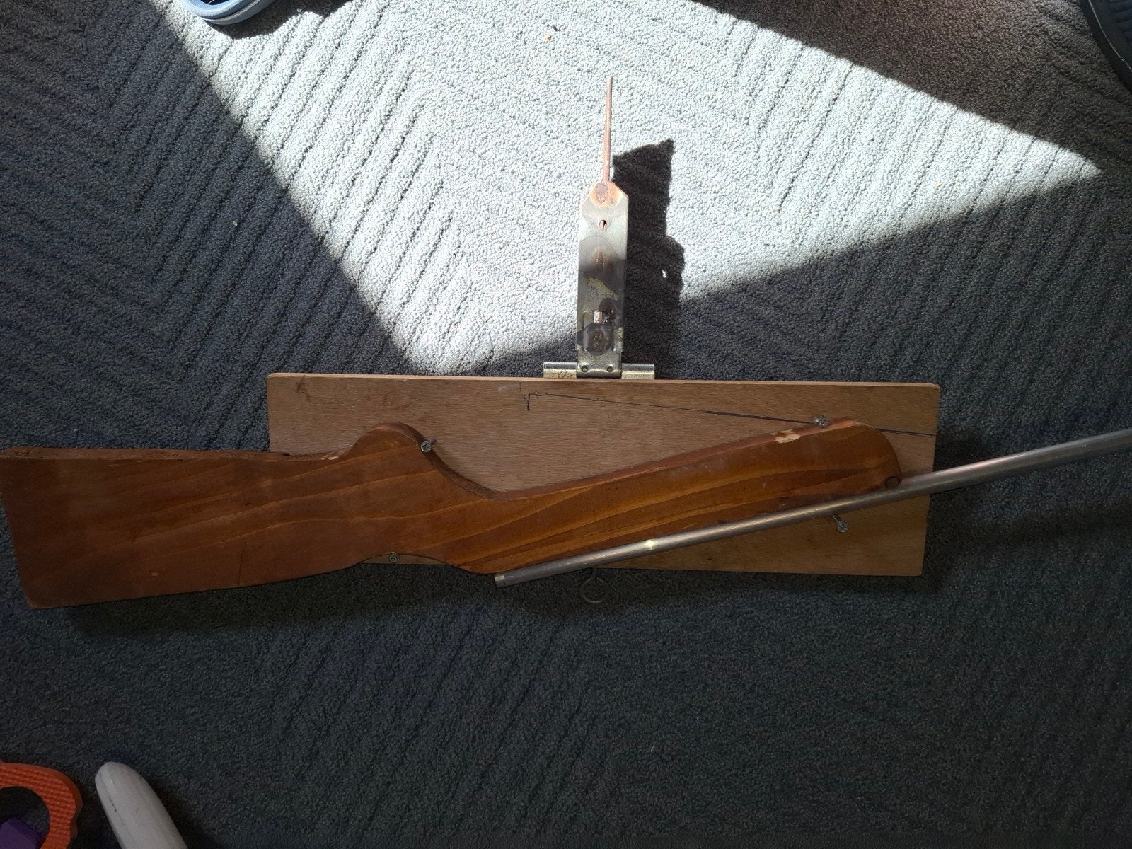 Houten geweer met metalen loop. speuren, Dieren en Toebehoren, Ophalen, Gebruikt
