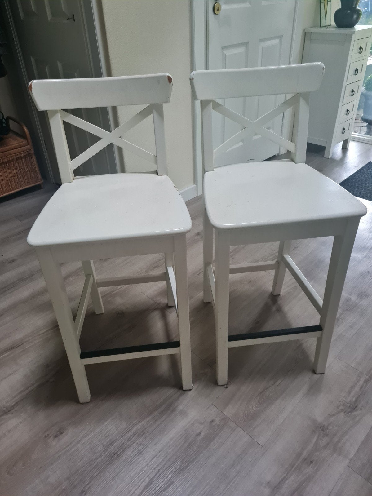Set van 2 witte Ikea barkrukken - Gebruikt, Huis en Inrichting, Barkrukken, Ophalen, Gebruikt, Met voetsteun, 90 cm of meer