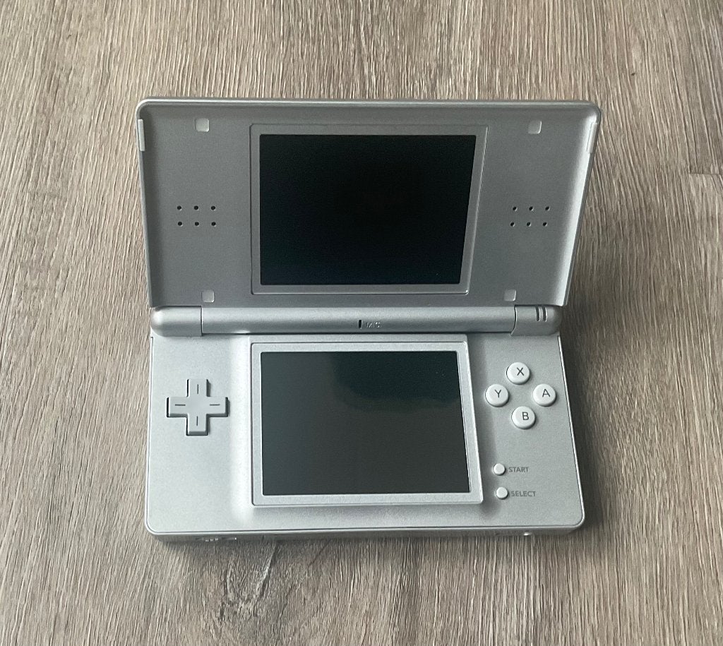 Nintendo DS Lite in originele verpakking en spelletjes, Spelcomputers en Games, Ophalen, Met games, Zo goed als nieuw, Zilver