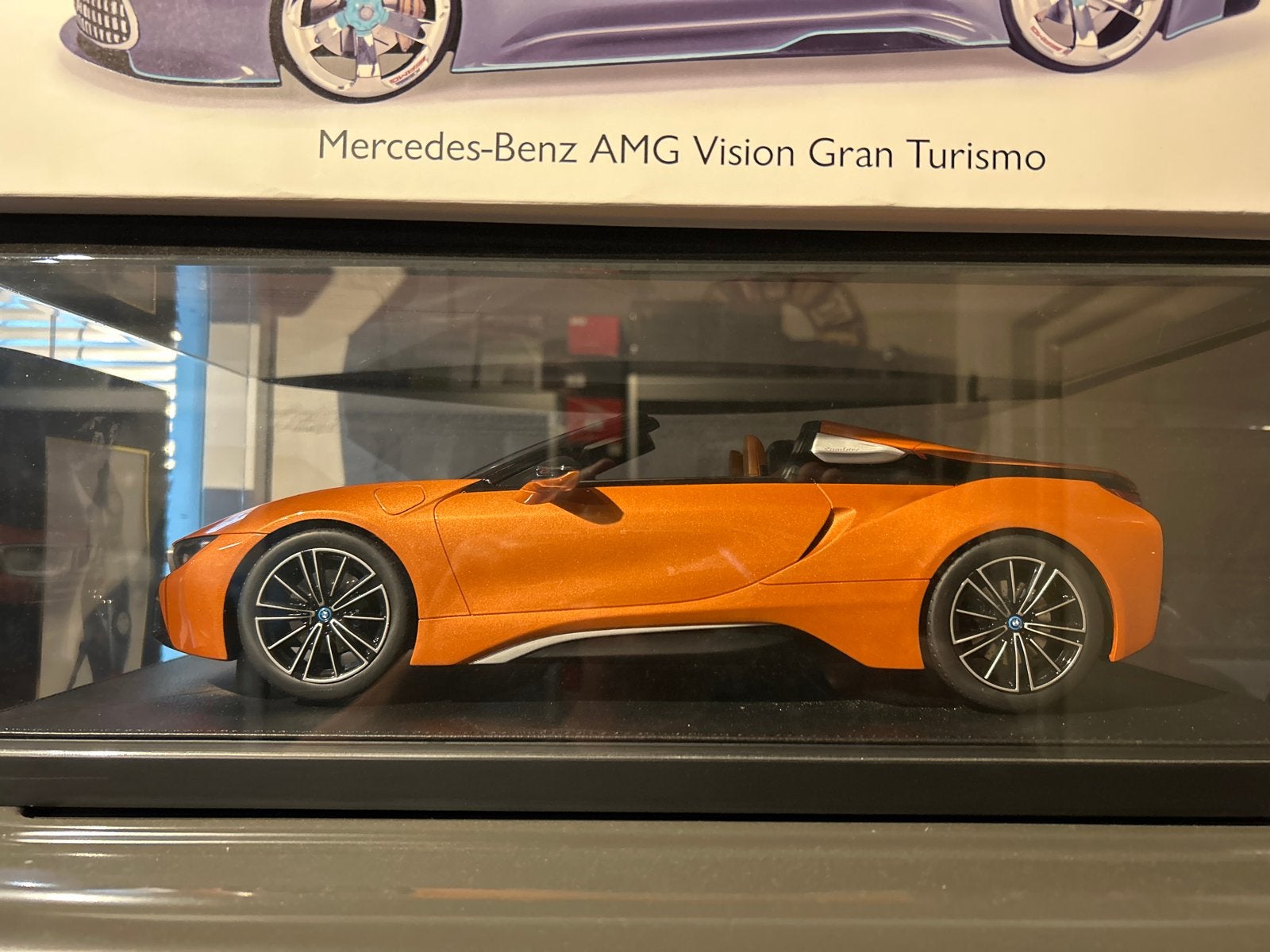 BMW i8 Speedster - Oranje Schaalmodel 1:43, Hobby en Vrije tijd, Modelauto's | 1:5 tot 1:12, Ophalen of Verzenden, Zo goed als nieuw